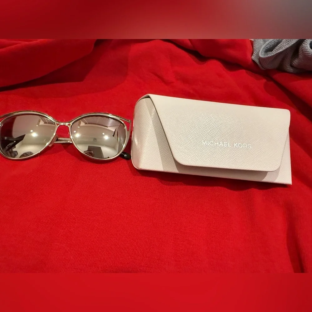Michael Kors Silver Frame cats eye Sunglasses with White Case - Picture 2 of 8